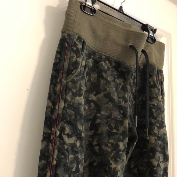 Lululemon Camo sweatpants - Picture 6 of 6